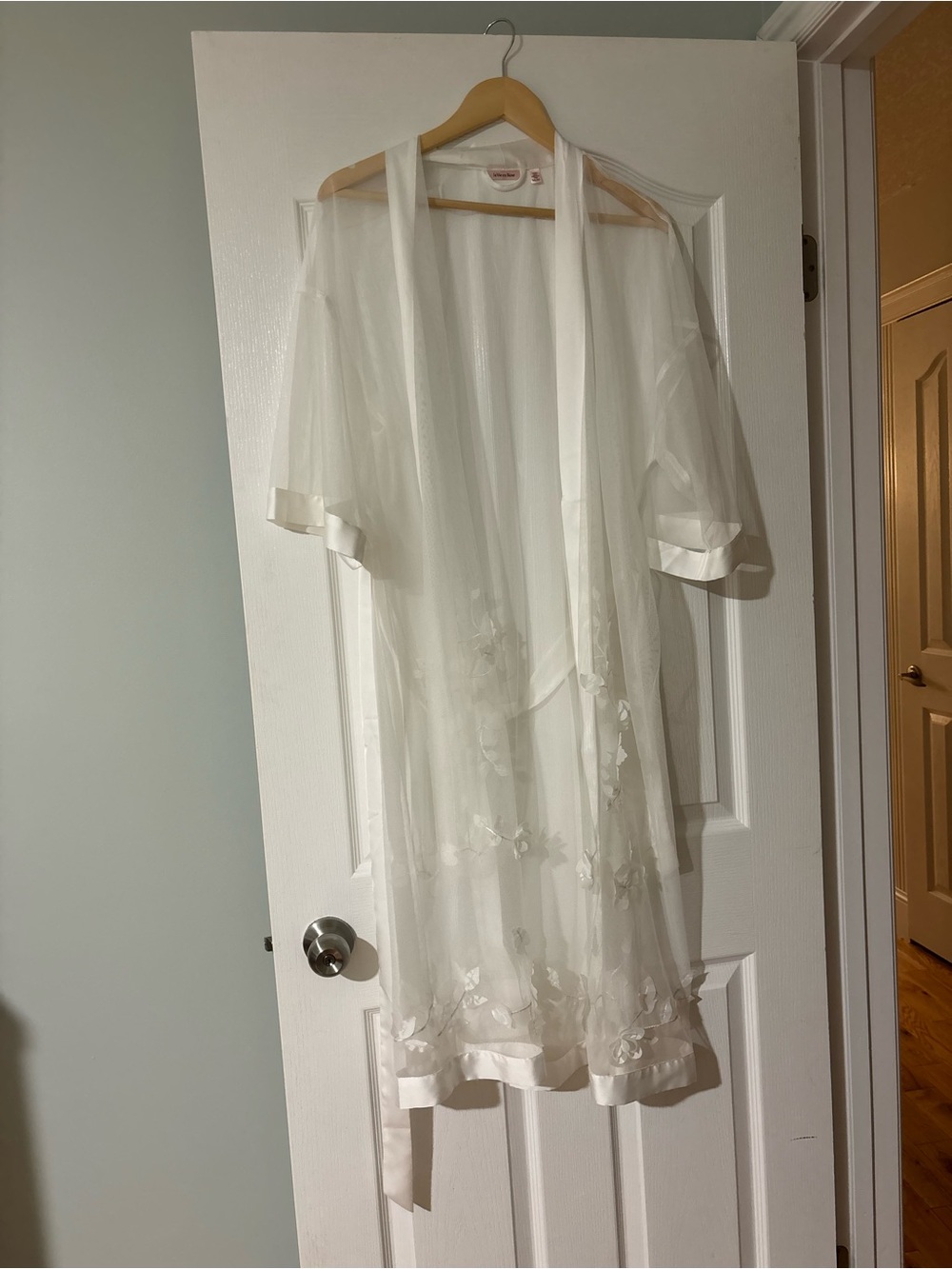 La Vie En Rose Bridal Sheer Floral-Embroidered Robe